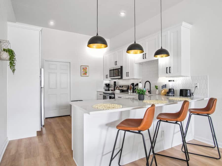 Apartment (3 Bedrooms) | Private kitchen | Microwave, oven, coffee/tea maker, dining tables