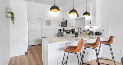 Sleek 3 Bedroom /2 Bath Just 5 Minutes to Downtown