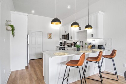 Sleek 3 Bedroom /2 Bath Just 5 Minutes to Downtown