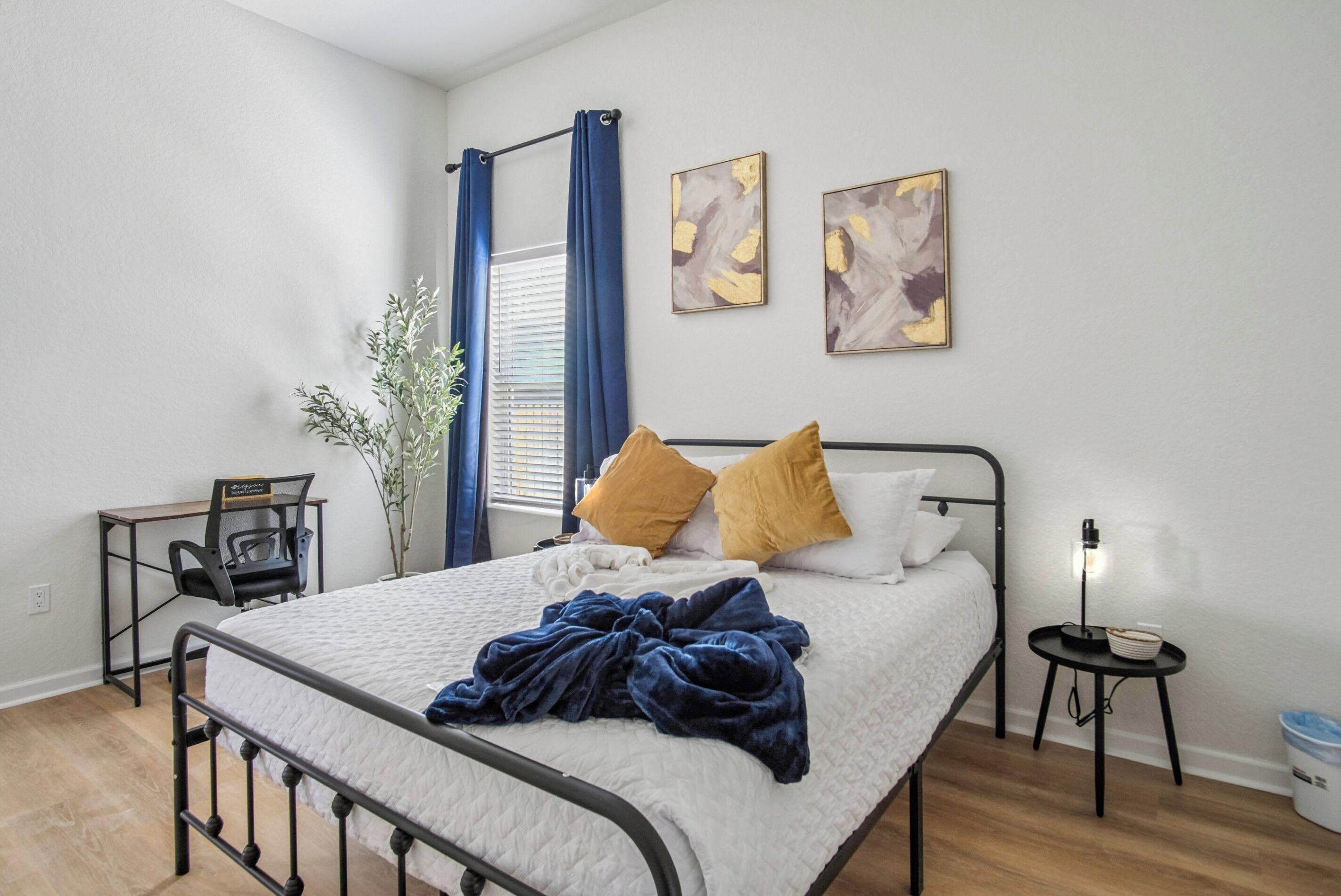 Leilighet (3 Bedrooms) | 3 soverom, skrivebord for bærbar PC, strykejern/-brett og sengetøy