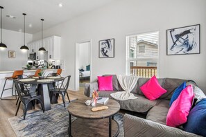 Apartment (3 Bedrooms) | Interior - Sleek 3 Bedroom /2 Bath Just 5 Minutes to Downtown (San Antonio)