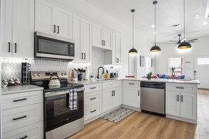 Apartment (3 Bedrooms) | Interior - Sleek 3 Bedroom /2 Bath Just 5 Minutes to Downtown (San Antonio)