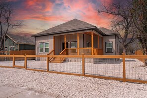 Interior - Sleek 3 Bedroom /2 Bath Just 5 Minutes to Downtown (San Antonio)