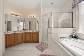 Shower, towels - Disney Sunshine Villa: Private Screened Pool & Modern 4BR (Davenport)