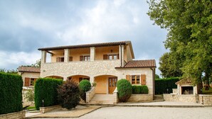 A two-story stone building with a symmetrical facade, multiple windows, and a central entrance. - Villa Vernier (Istria - Kringa) (Kringa)