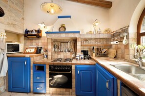 Fridge, microwave, oven, stovetop - Villa Ulika Krnica (Istria - Krnica) (Krnica)