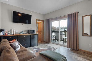 TV, fireplace - Labby's Homestead 2-Building Farmhouse & Barndominium Estate Rental (Hermann)