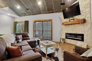 TV, fireplace - Labby's Homestead 2-Building Farmhouse & Barndominium Estate Rental (Hermann)