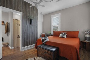 10 bedrooms, iron/ironing board, WiFi, bed sheets - Labby's Homestead 2-Building Farmhouse & Barndominium Estate Rental (Hermann)
