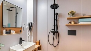 Shower, perlengkapan mandi gratis, pengering rambut, dan sandal