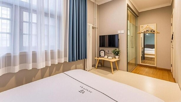Kamar Double Kota | Ruang kerja ramah laptop, tirai kedap cahaya, dan kedap suara