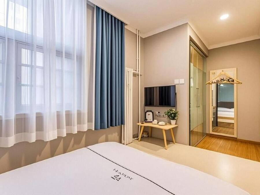 Kamar Double Kota | Ruang kerja ramah laptop, tirai kedap cahaya, dan kedap suara
