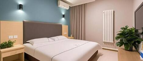 Classic King bed Room | Laptop workspace, blackout drapes, soundproofing, WiFi (free)