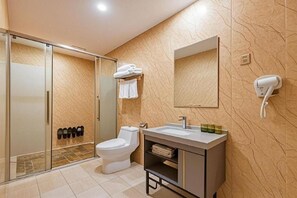Deluxe Triple Room | Bathroom - Qiqiaowu Hotel Daxing Airport Branch (Beijing)