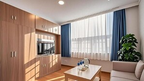 Kamar Twin Eksekutif | Area keluarga | TV dan printer