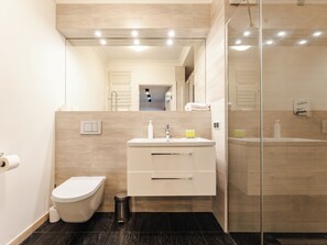 Shower, hair dryer, towels - Motława Downtown Superior Apartment (Gdańsk)