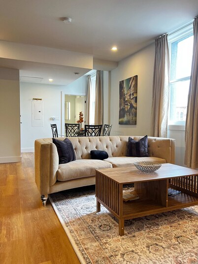 The Royal Perch, King Bed, Downtown Views, AC