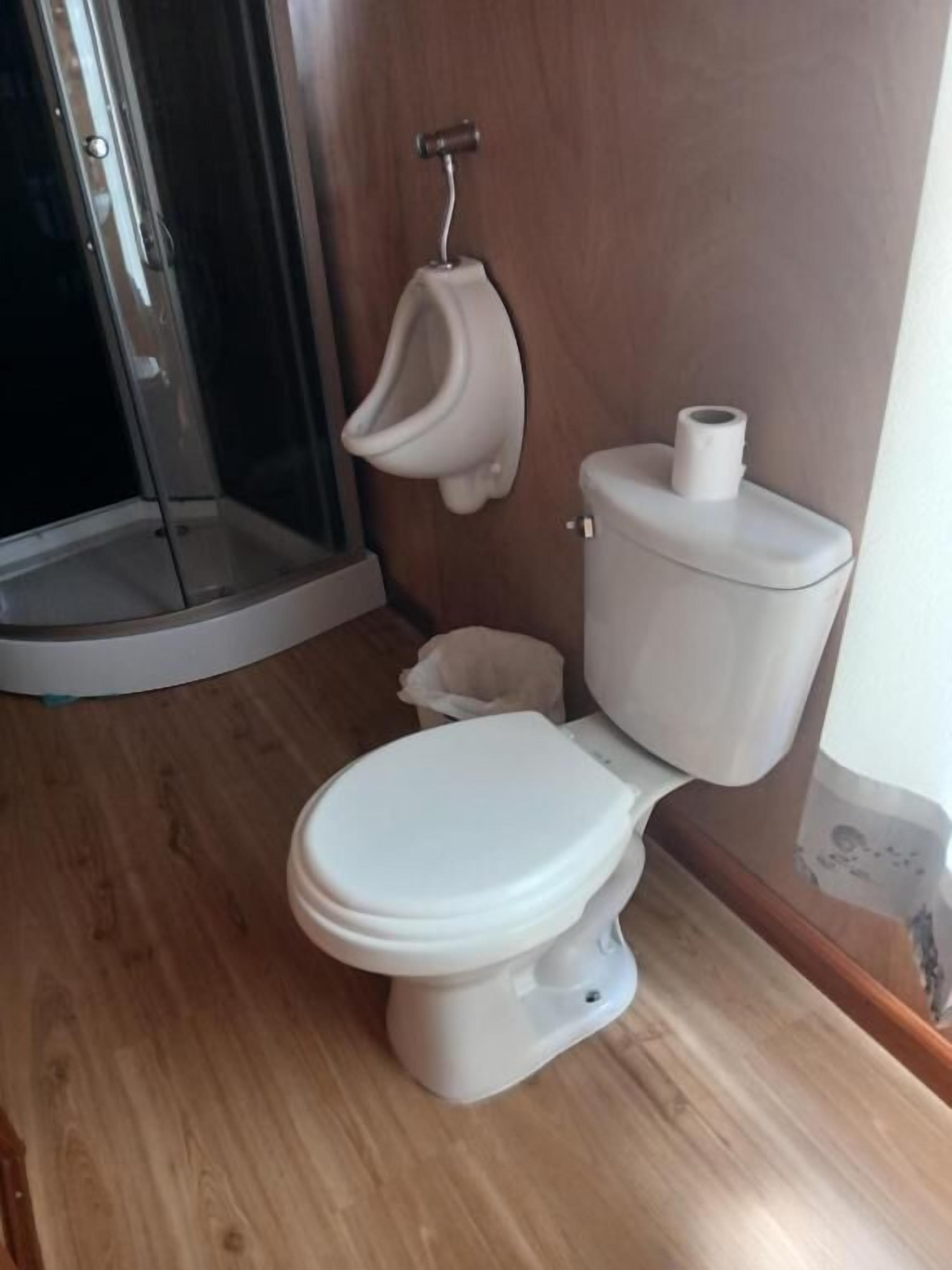 Suite, balcón, vista al lago | Baño