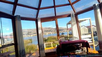 Deluxe suite, balkon, uitzicht op meer | Interieur