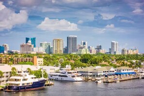Marina - Stylish 2BR - 5 min to Beach & Las Olas - Views (Fort Lauderdale)
