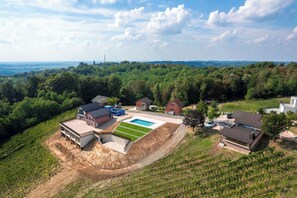 Exterior - Stay among vineyards with private sauna and nature views (Kutina)