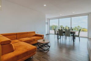 TV - Stay among vineyards with private sauna and nature views (Kutina)
