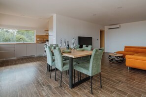 Dining - Stay among vineyards with private sauna and nature views (Kutina)