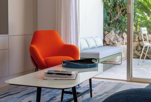 TV - 3-Br Garden-Level Apartment – Near Beach with Parking (Cannes)