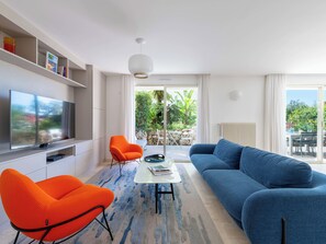 TV - 3-Br Garden-Level Apartment – Near Beach with Parking (Cannes)