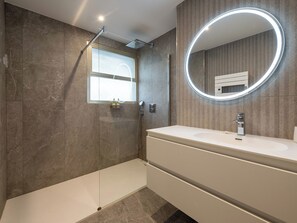 Shower, hair dryer, towels - 3-Br Garden-Level Apartment – Near Beach with Parking (Cannes)