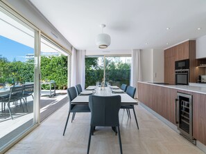 Fridge, microwave, oven, dishwasher - 3-Br Garden-Level Apartment – Near Beach with Parking (Cannes)