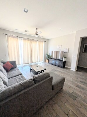 TV, offices - Spacious 4BR w/ 3xGarage, Single-Story Comfort & Family-Pet Friendly 5x TV's 3 Bath 1/2 acre (Las Vegas)