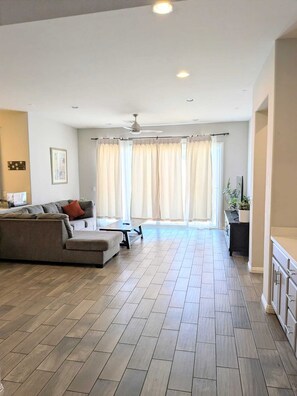 TV, offices - Spacious 4BR w/ 3xGarage, Single-Story Comfort & Family-Pet Friendly 5x TV's 3 Bath 1/2 acre (Las Vegas)