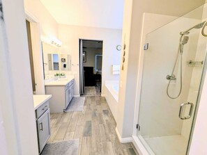 Shower, hair dryer, towels, shampoo - Spacious 4BR w/ 3xGarage, Single-Story Comfort & Family-Pet Friendly 5x TV's 3 Bath 1/2 acre (Las Vegas)