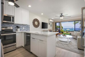 Fridge, microwave, oven, stovetop - Hale Kai at Kona Isle (Kailua Kona)