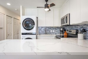 Fridge, microwave, oven, stovetop - Hale Kai at Kona Isle (Kailua Kona)