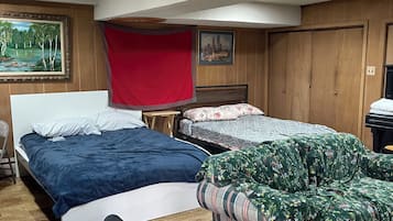 2 bedrooms, iron/ironing board, WiFi, bed sheets