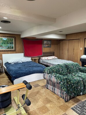 2 bedrooms, iron/ironing board, WiFi, bed sheets