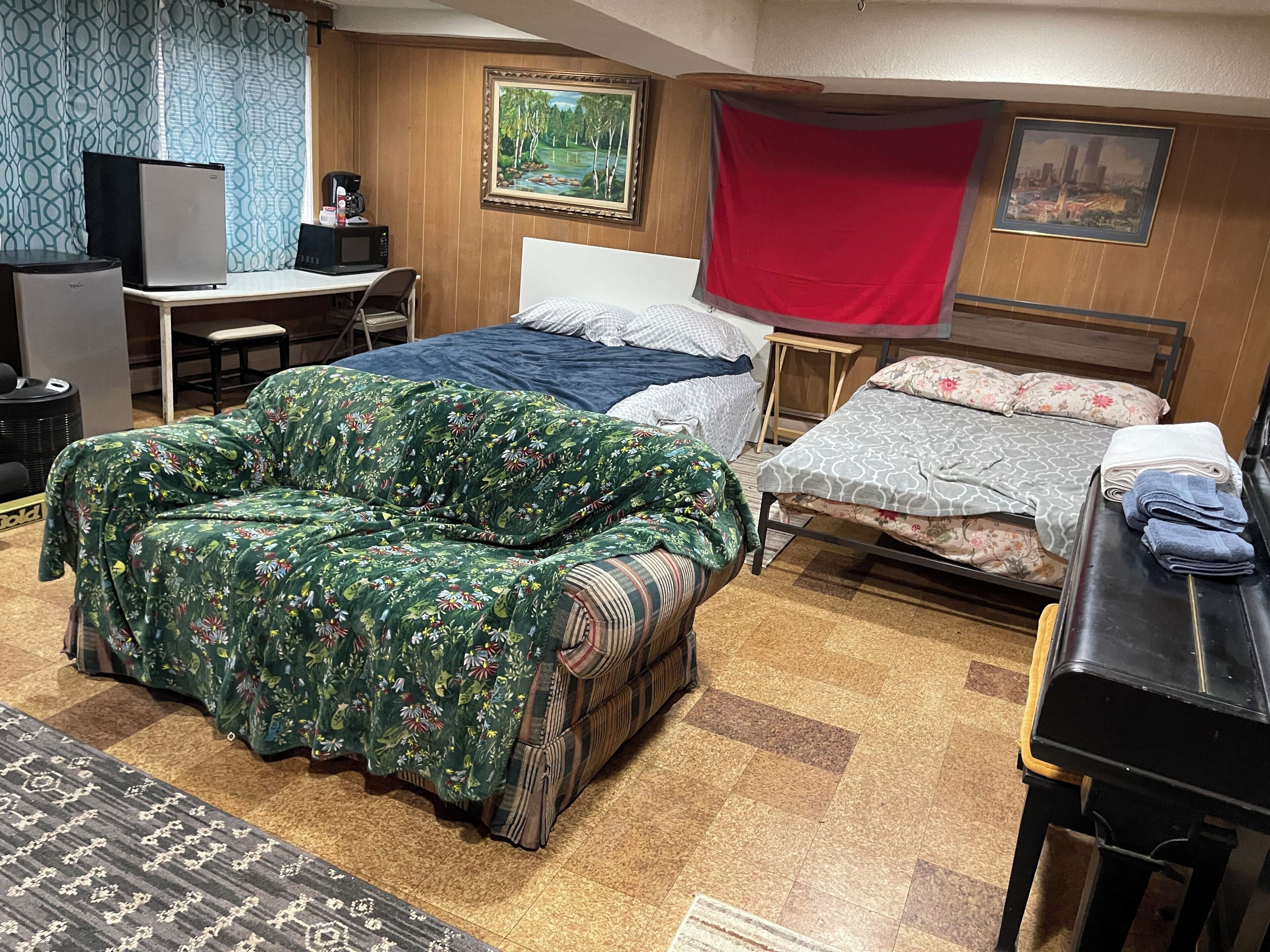 2 bedrooms, iron/ironing board, WiFi, bed sheets