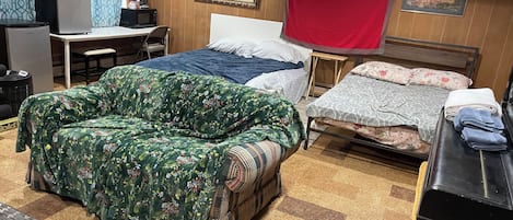 2 habitaciones, tabla de planchar con plancha, wifi y ropa de cama