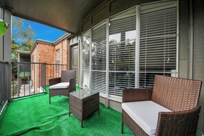 Terrace/patio - Houston Galleria Cozy Simple Suite (Houston)
