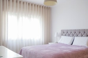 Desk, iron/ironing board, WiFi, bed sheets - Quinta das Conchas II Apartment (Lisbon)