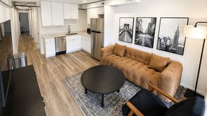 Een modern appartement met keuken, woonruimte en een eethoek.
