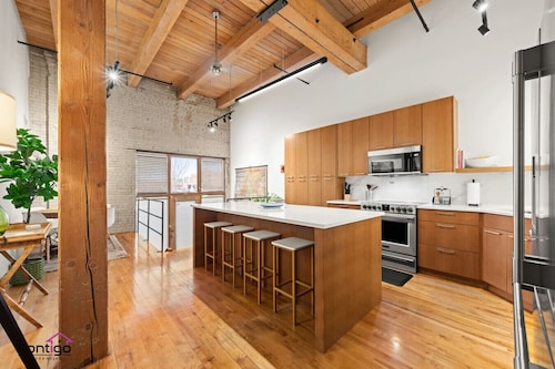 Historic Art Loft | Walk to Rogers | Free Parking