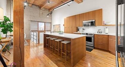 Historic Art Loft | Walk to Rogers | Free Parking