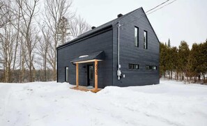 Exterior - Chalet Altitude, Riverfront, Pet-Friendly (Saint-Raymond)