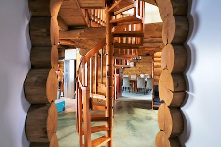 Interior. Stunning Tidal Waters Loglodge