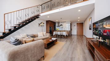 Deluxe Double or Twin Room, City View | Living area