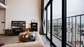 Deluxe Double or Twin Room, City View | Living area