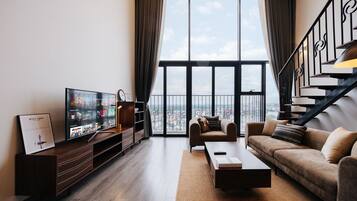 Deluxe Double or Twin Room, City View | Living area